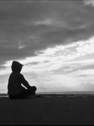 Silhouette assise face au ciel, dans un moment de calme