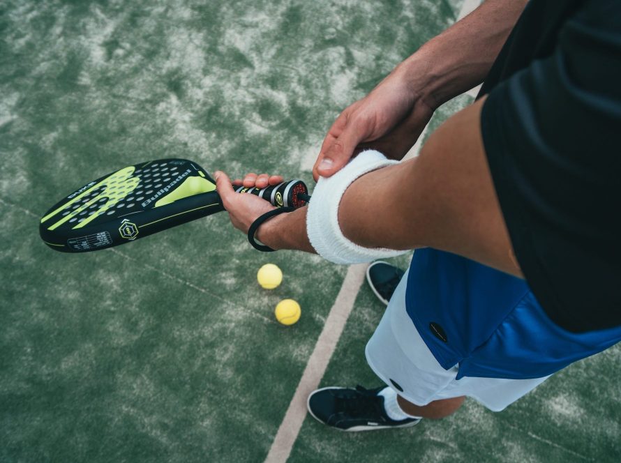 Joueurs de padel, raquettes en main, près du filet