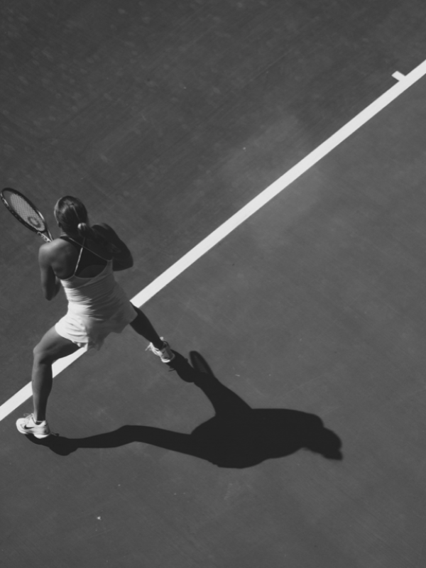 Joueuse de tennis en mouvement sur le court